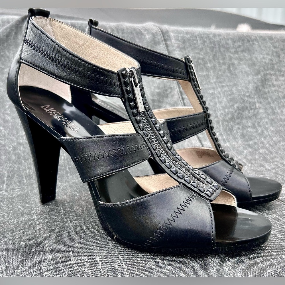 Women’s 9.5 M Michael Kors Black Leather Pyramid Spike Studded Heeled Pump Shoes